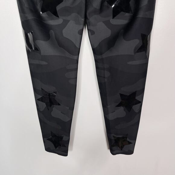 Ultracor Medium M Gray Black Camo Stars Knockout Leggings Patent Print Workout - Picture 6 of 10